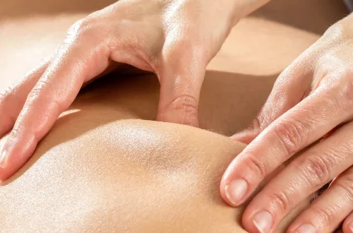 Deep Tissue Massage am Schulterblatt