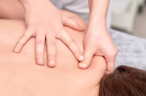 Deep Tissue Massage am Nacken
